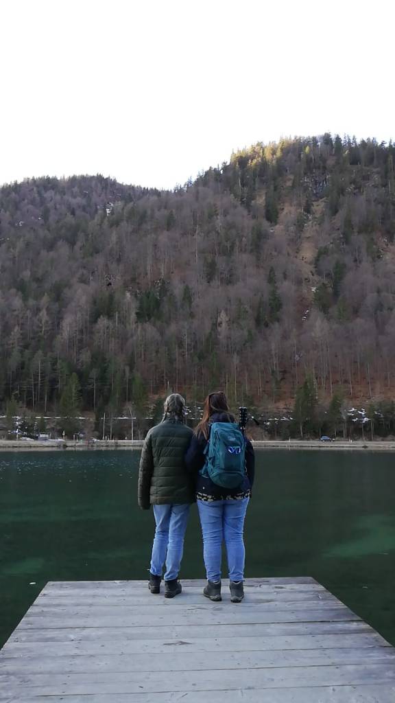 de zon is net achter de bergkam verdwenen