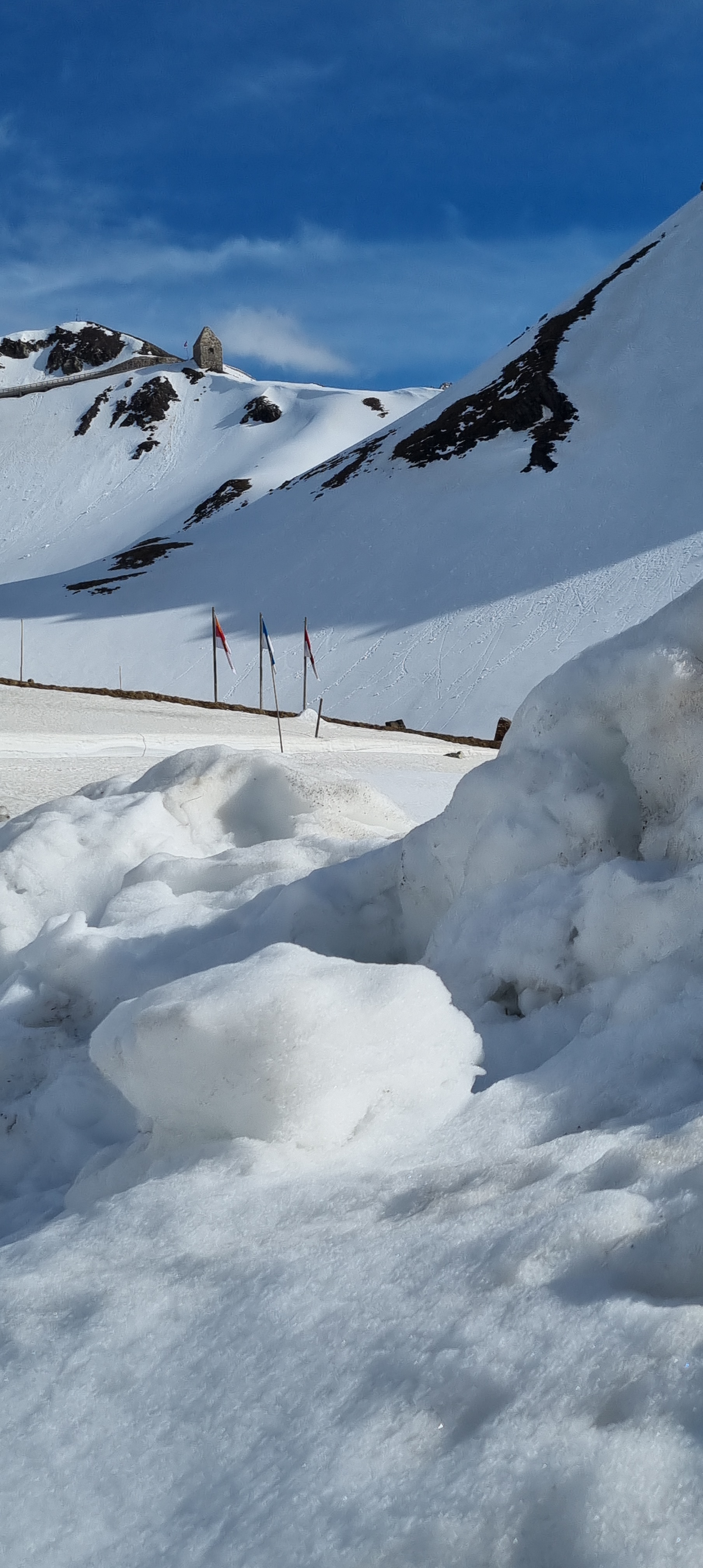 veel sneeuw nog op de Pass